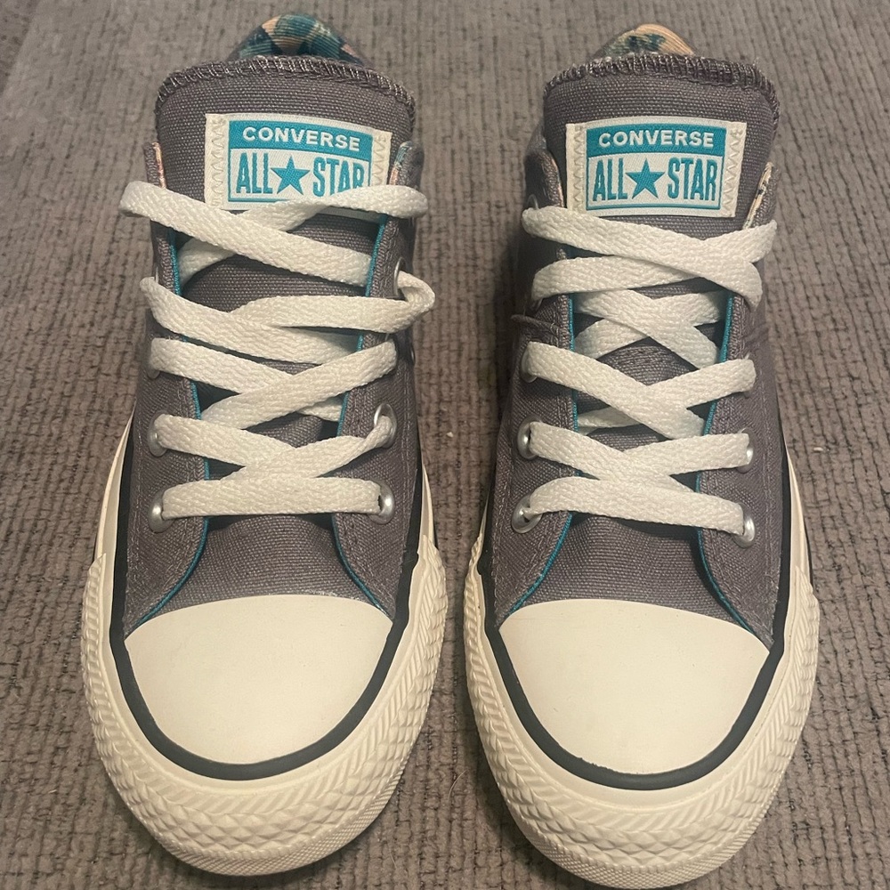 NWOT Converse women’s sneakers